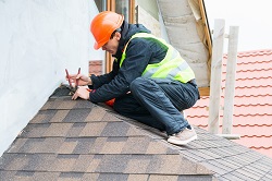 Roofer reparing roof in Sevenoaks and Maidstone